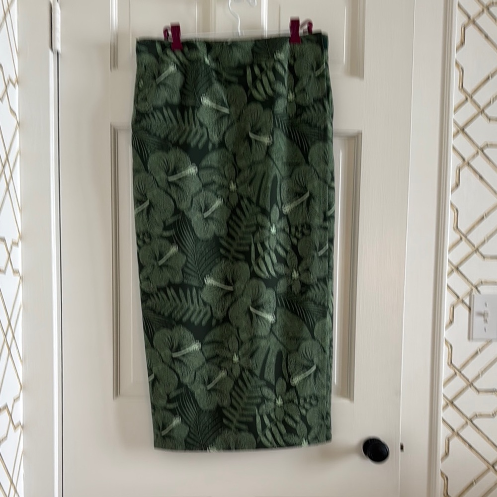 Green Floral Pencil Skirt Length 4 excellent condition.